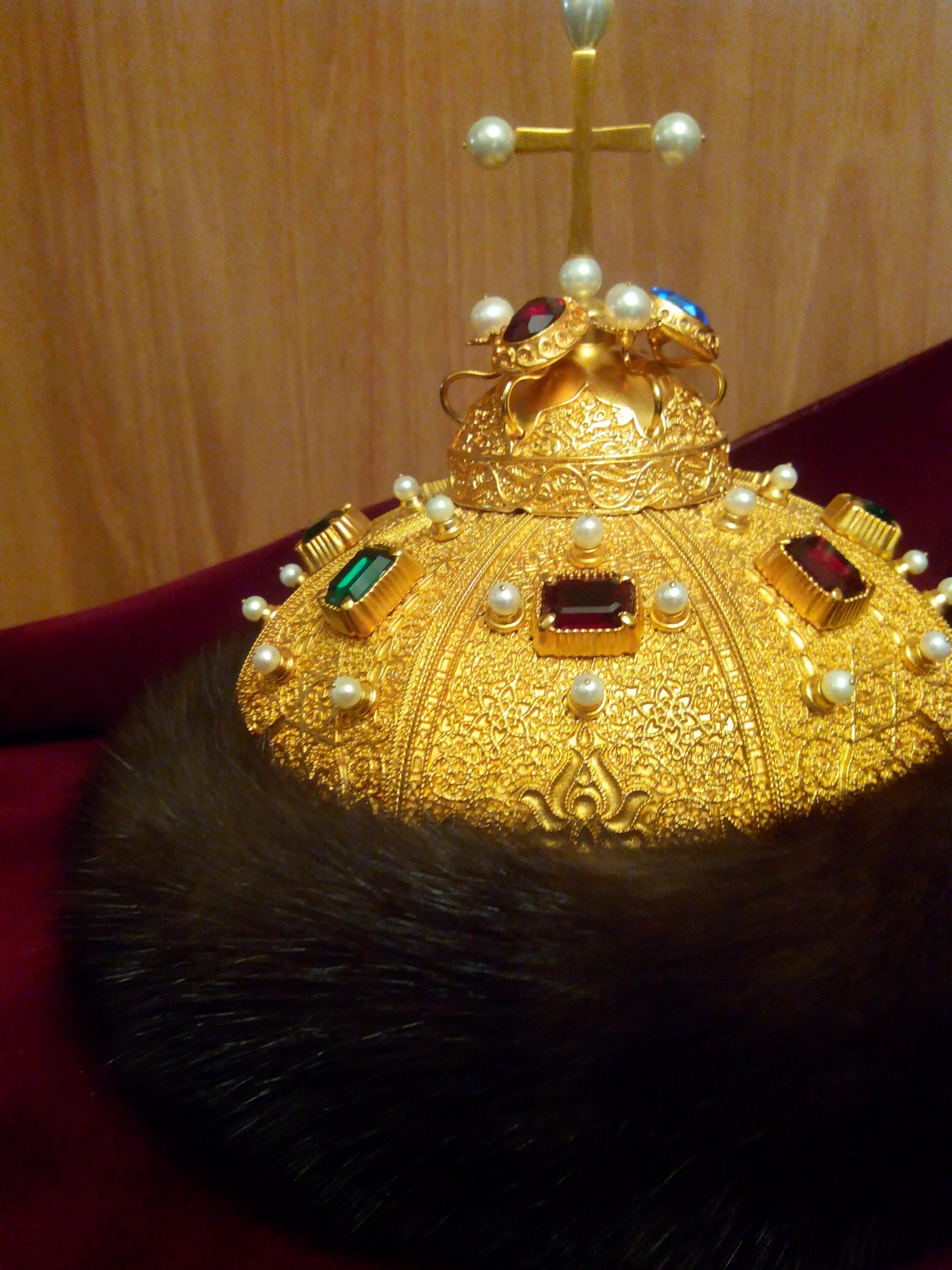 Шляпа мономаха. Шапка мономаха оригинал. Царь в шапке мономаха. Шапка мономаха оригинал. Шапка мономаха ивана грозного.