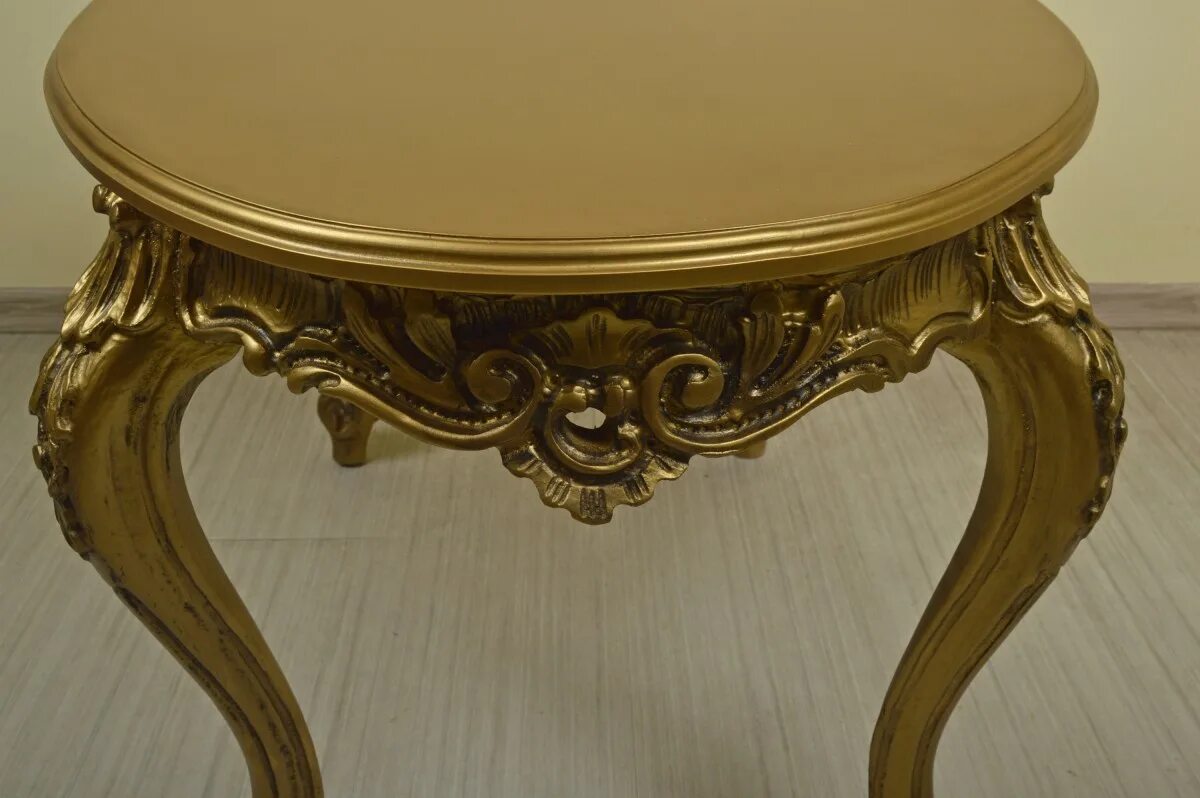 Золотой столик. Стол на золотых ногах. Столик с золотыми ножками. Стол под золото.