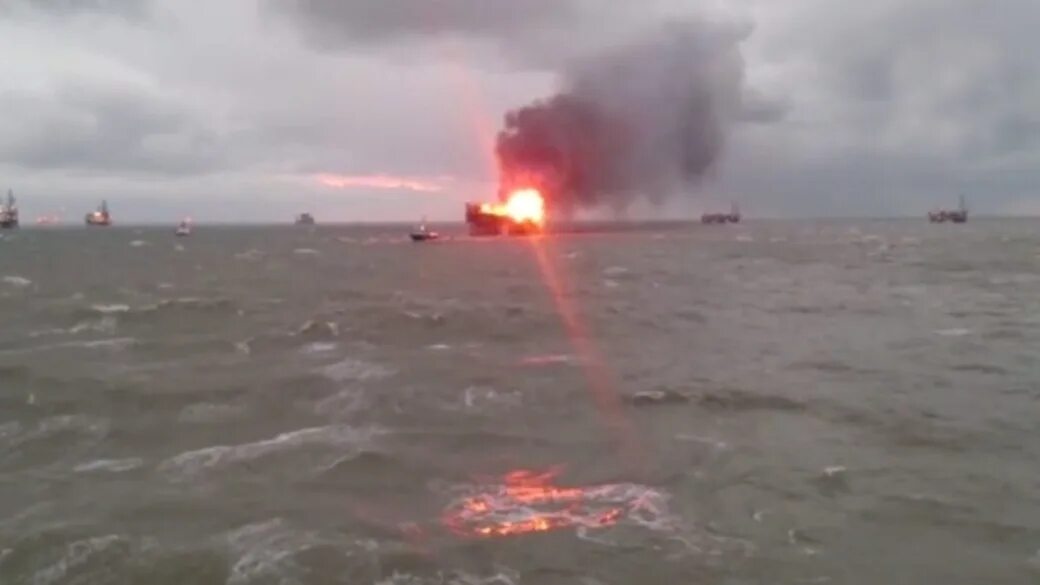 Поджог каспийского моря что это. Каспийское море ЦУНАМИ. Пожар в Каспийске. Пожар в море. Горящая нефть в море.
