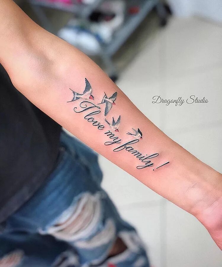 тату на руке мужские над. тату надписи. тату на руке сбоку для девушек. женское тату на руке надпись красивая. тату надписи.