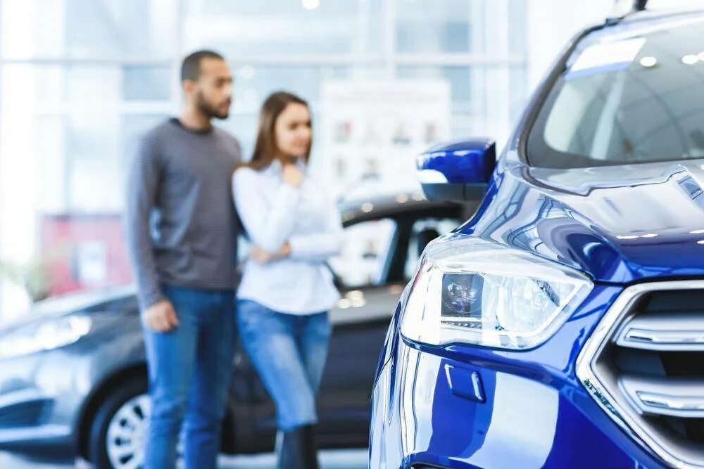 Мужчина в автосалоне. Машина в автокредит. Машина в автокредит. New car sales. Продавец автомобилей.