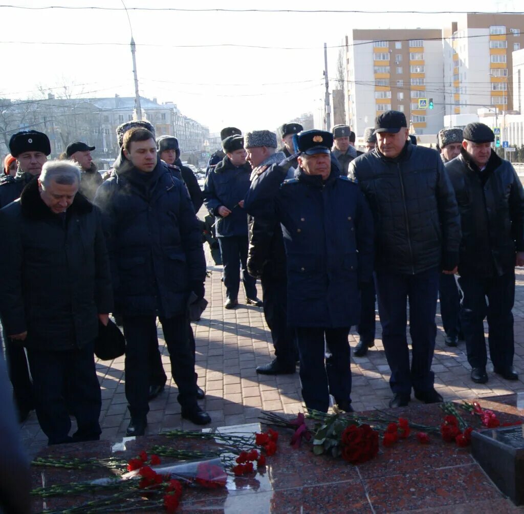 Митинг в липецке. Возложение цветов Владикавказ 2023. Возложение цветов к Вечному огню. День защитника Отечества в Узбекистане. Липецк 23 февраля возложение цветов на площади.