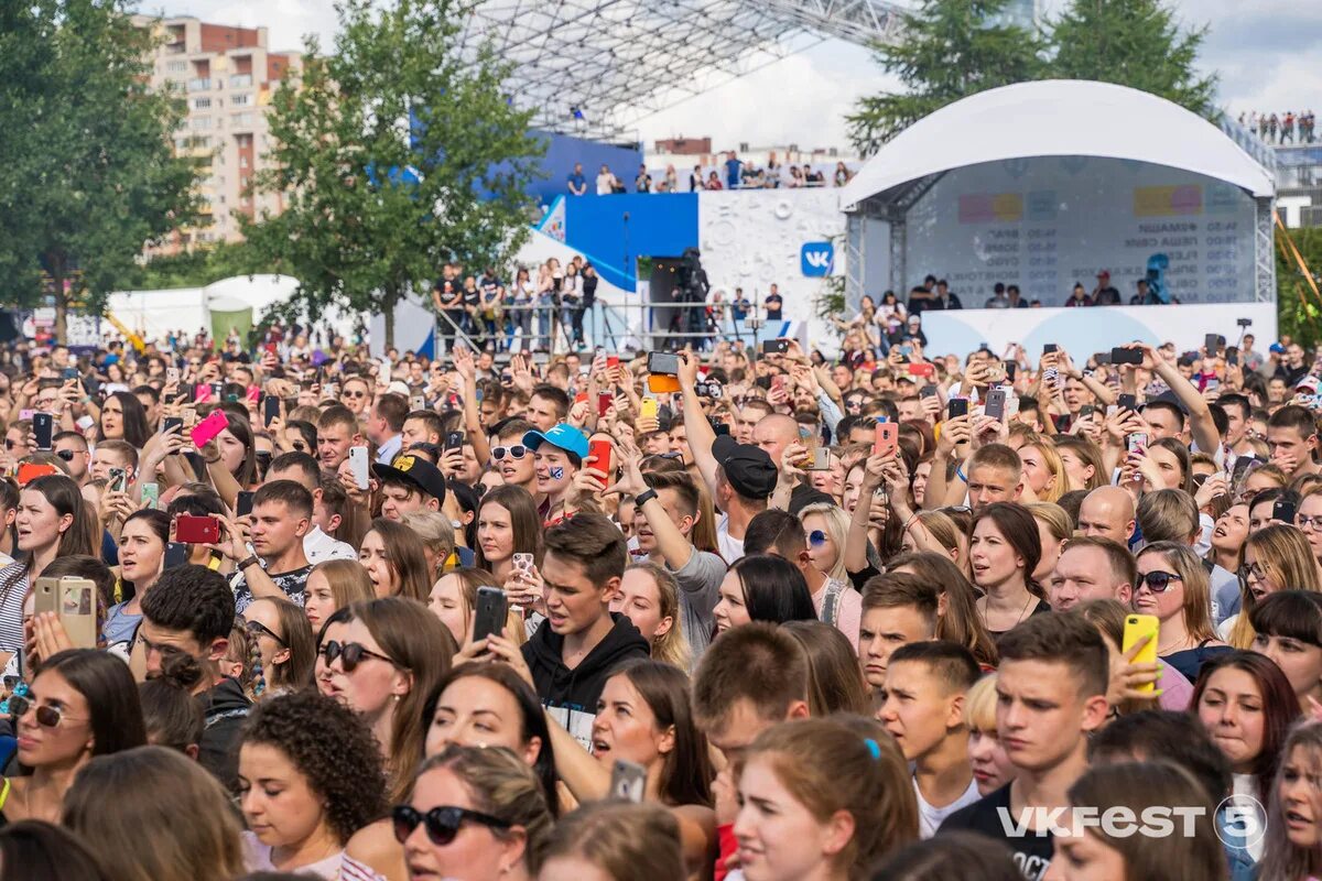 Реклама вк фест кто снимался. Фестиваль ВК фест 2022. ВК фест 2022 Санкт-Петербург. ВК фест 2022 год Санкт Петербург. Фест в Питере.