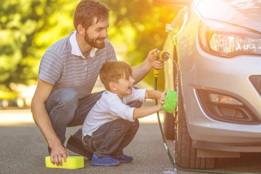 Dad a new car. Машина для папы. Тачки с папами. Папа с сыном с машинками. Мальчик с папой в машине.