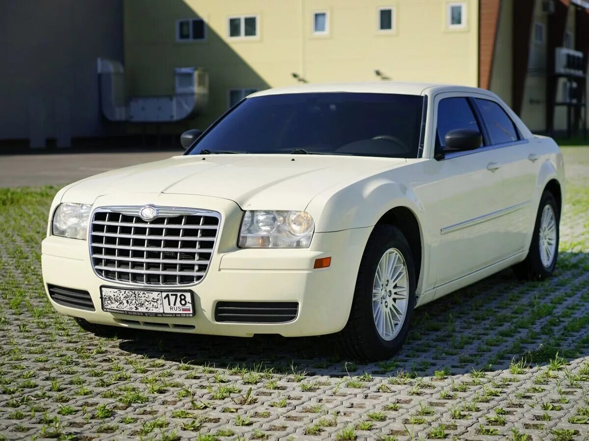 Chrysler 300c 2009. Chrysler 300 2009. Chrysler 300c i белый. Крайслер седан 2009. Крайслер машина производитель