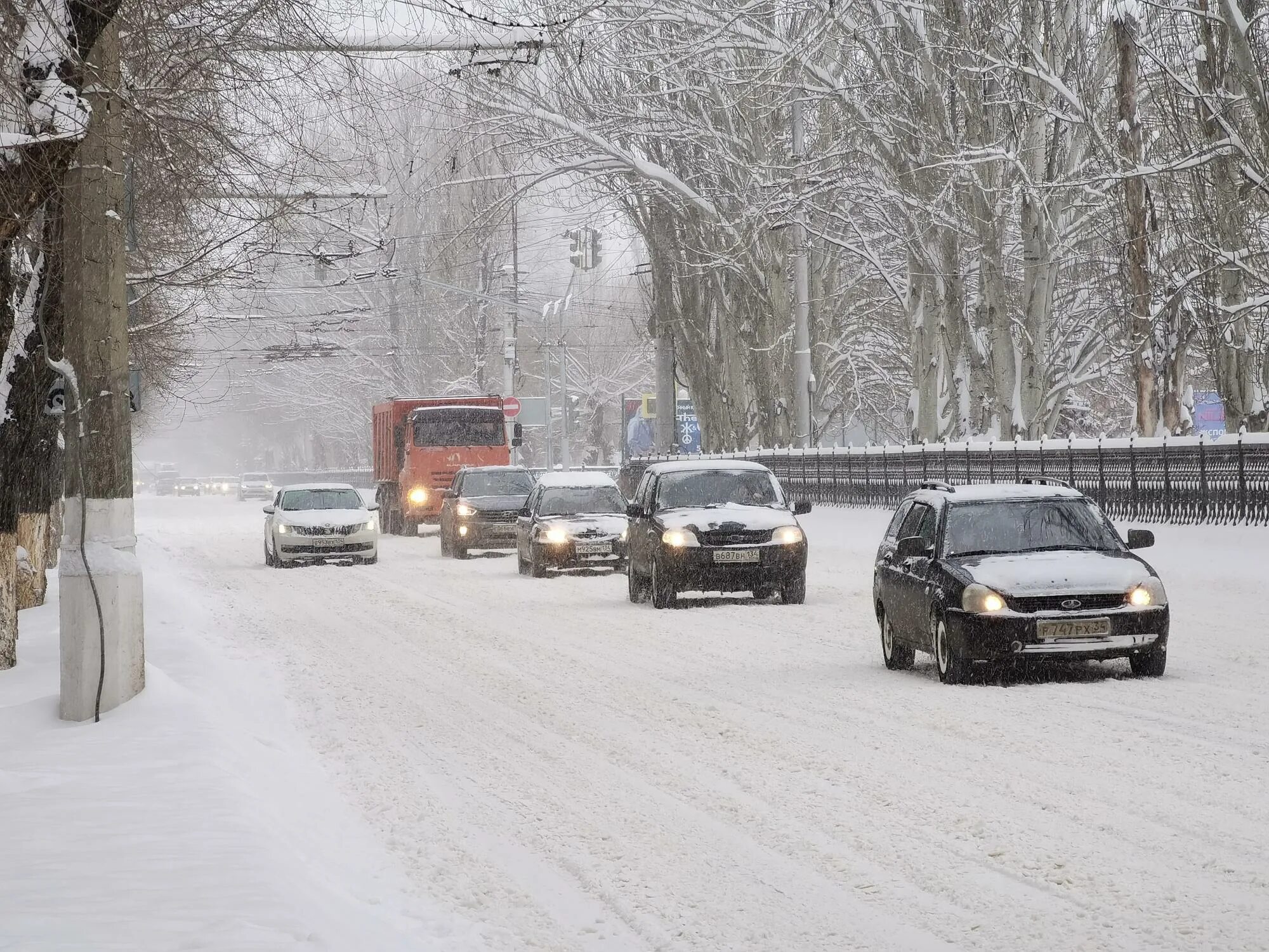 Сильный снегопад будет сегодня. Снегопад 2022 Волгоград. Улица зимой. Зима в городе. Сильный снегопад в Волгограде.