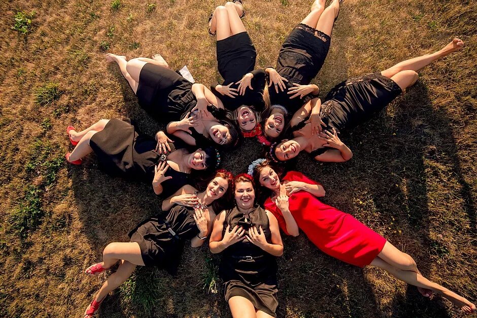 интересные групповые фотосессии. идеи для групповой фотосессии. позы для большой компании. очень крутые групповые. радость от встречи с друзьями.