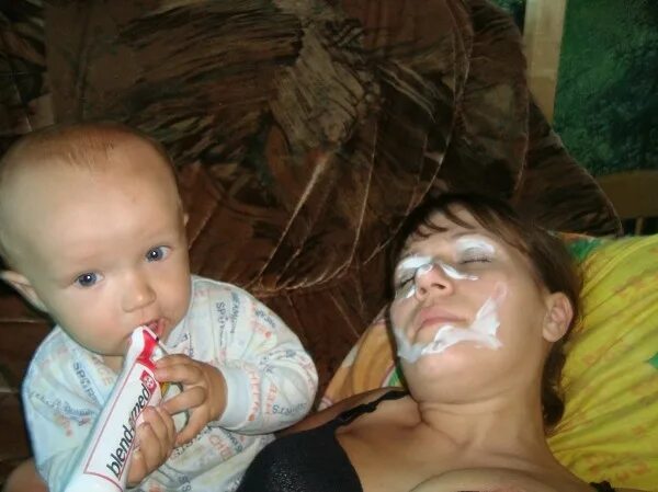 Кончина матери. Намазать зубной пастой в лагере. Дети измазанные пастой. Красивые дети с кончей на лице.