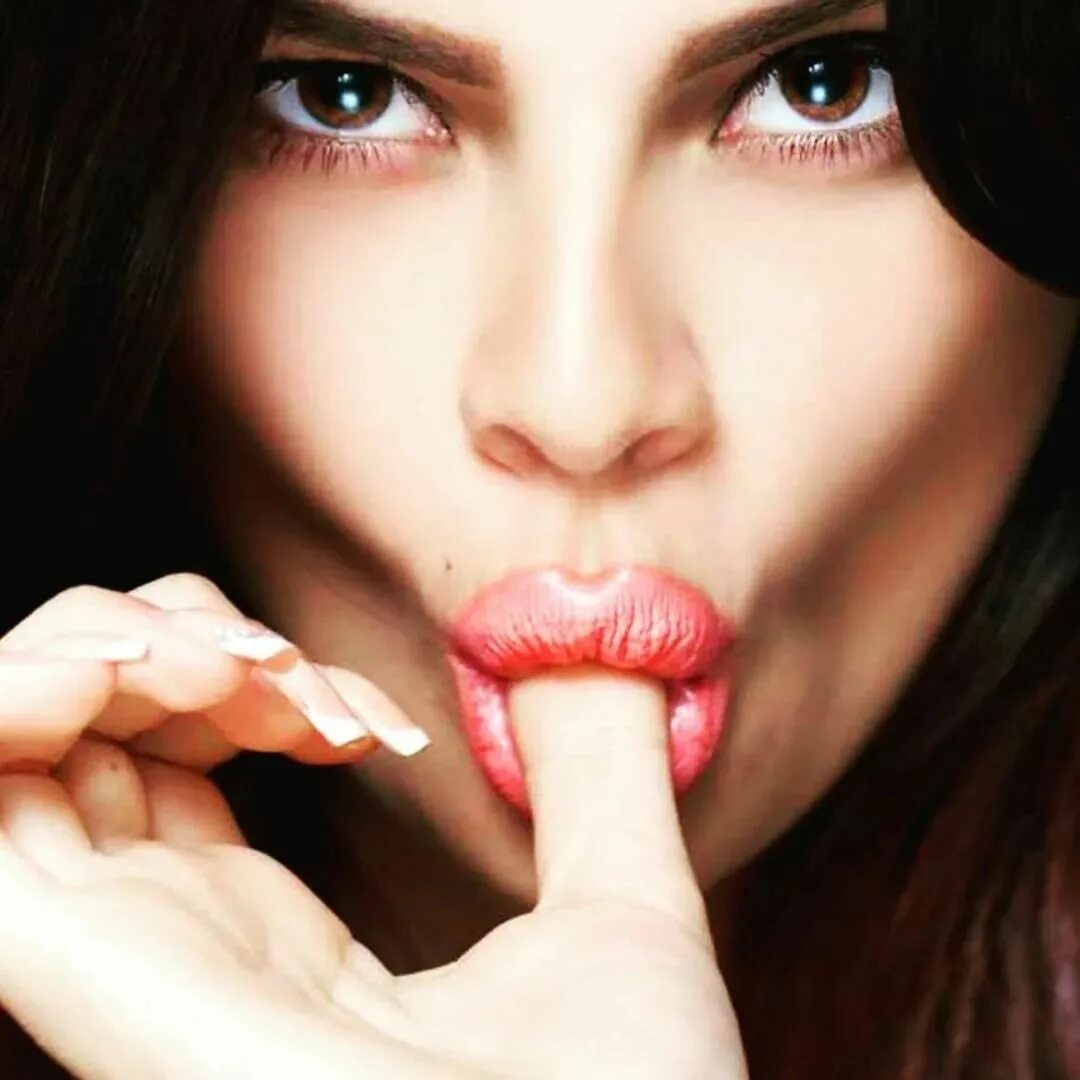 Женские губы. Девушка с языком. Красивые женские губы. Соблазн языком. Женские губы с клубникой.