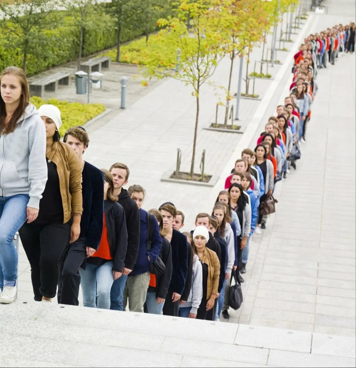 Люди в городе. Много людей в городе. Информационные потоки. Информационные технологии и человек. Человек в цифровом пространстве.