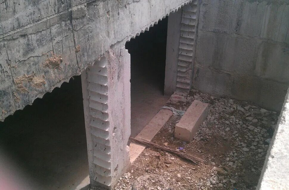 проемы в подвале. проем в монолитной стене. проемы в подвале. подвал блоки фбс плиты перекрытия. деревянная крышка погреба.