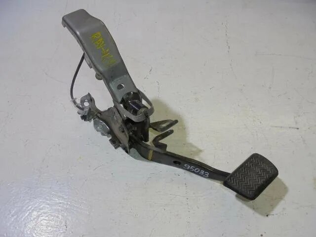 Педаль сцепления рав4 aca21. Подвесная педаль рав 4 ха50. Педаль сцепления тойота рав4. Тойота рав 4 педали. Педаль тормоза рав 4.