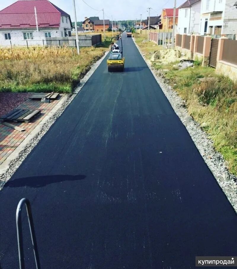 Асфальтирование дорог в новосибирске и территорий новосибирск. Асфальт во дворе частного дома. Асфальтовые дорожки в частном доме. Асфальт перед домом. Асфальт в частном доме во дворе.