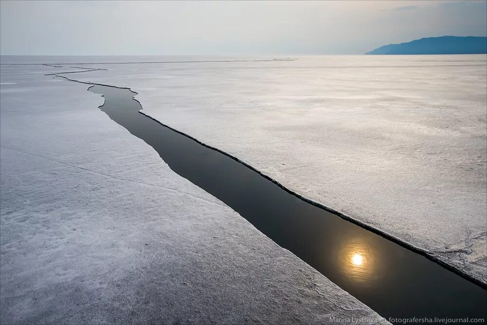 Трещины озера. Озеро Байкал становые щели. Становая трещина на Байкале. На Байкале треснул лед. Байкал трещины на льду.