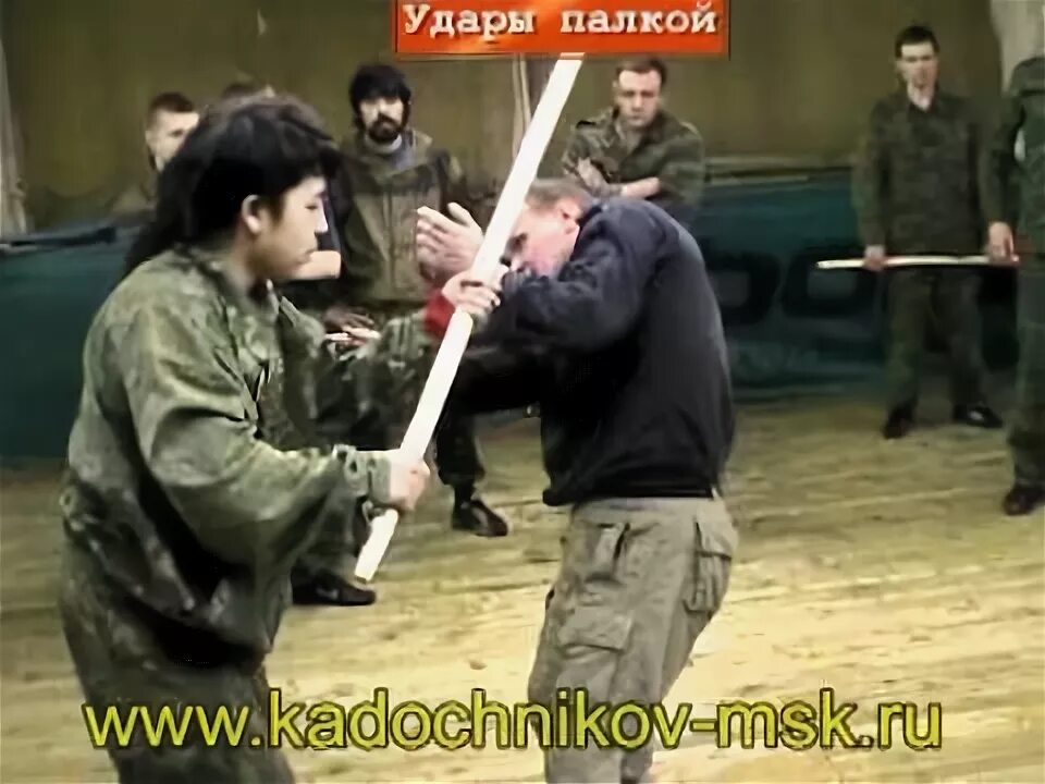 Удары дубинкой. Удар палкой. боевые удары палкой. удар дубинкой.