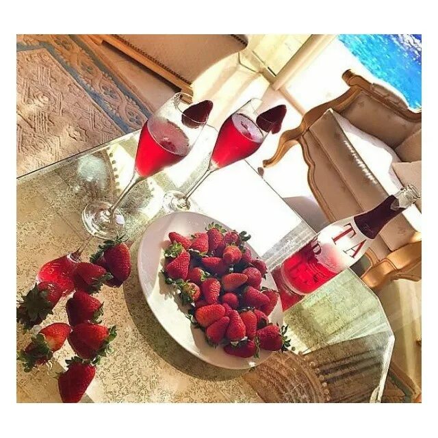 Еда роскошь. Девушка завтракает в ресторане. Романтический ужин на пляже. Сервировка в дорогом ресторане. Еда миллиардеров.