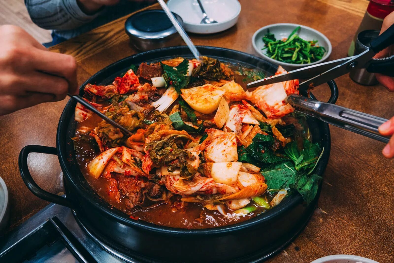 Южный обед. Южная Корея еда кимчи. Пулькоги в Южной Корее. Корея тамактары кимчи. Традиционная кухня Кореи.