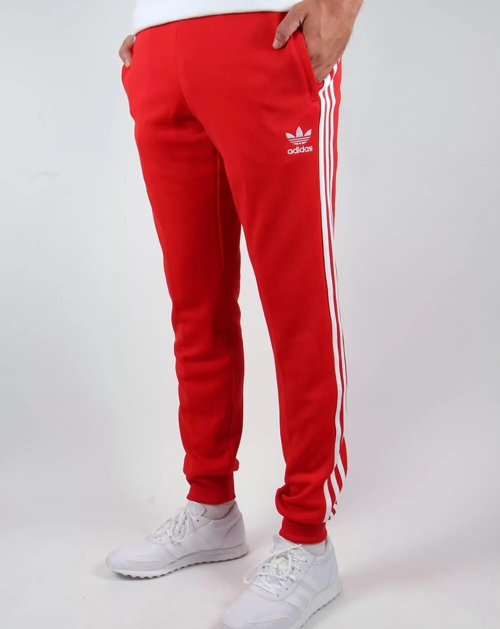 Красные треники адидас. Adidas Originals Red штаны. Красные adidas штаны adibreakk. Красные мужские треники адидас.