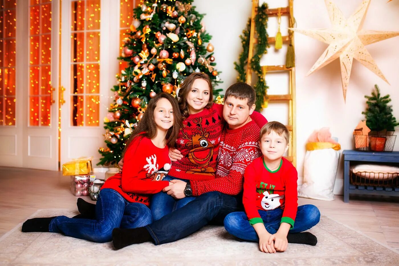 новогодняя фотосессия семья. радостная семья в квартире. рождество семья. новый год (праздник). рождество семейный праздник.