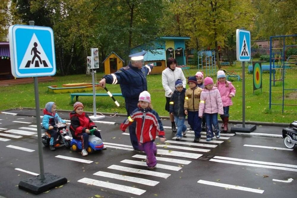 Дорожное движение. ПДД для детей. Пешеходный переход в детском саду. Дорога для дошкольников. Видео безопасность на дороге