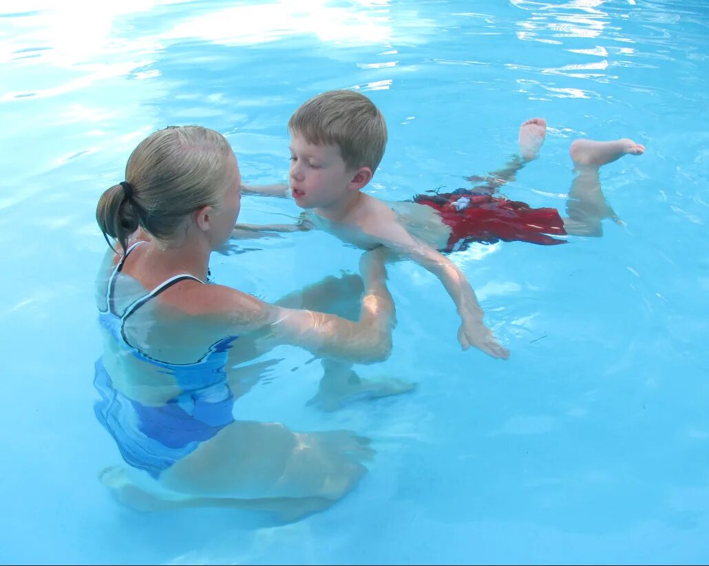 Занятия в бассейне для детей. Дети плавают в бассейне. Научить ребенка плавать. Дети с ДЦП В бассейне. Дцп купание