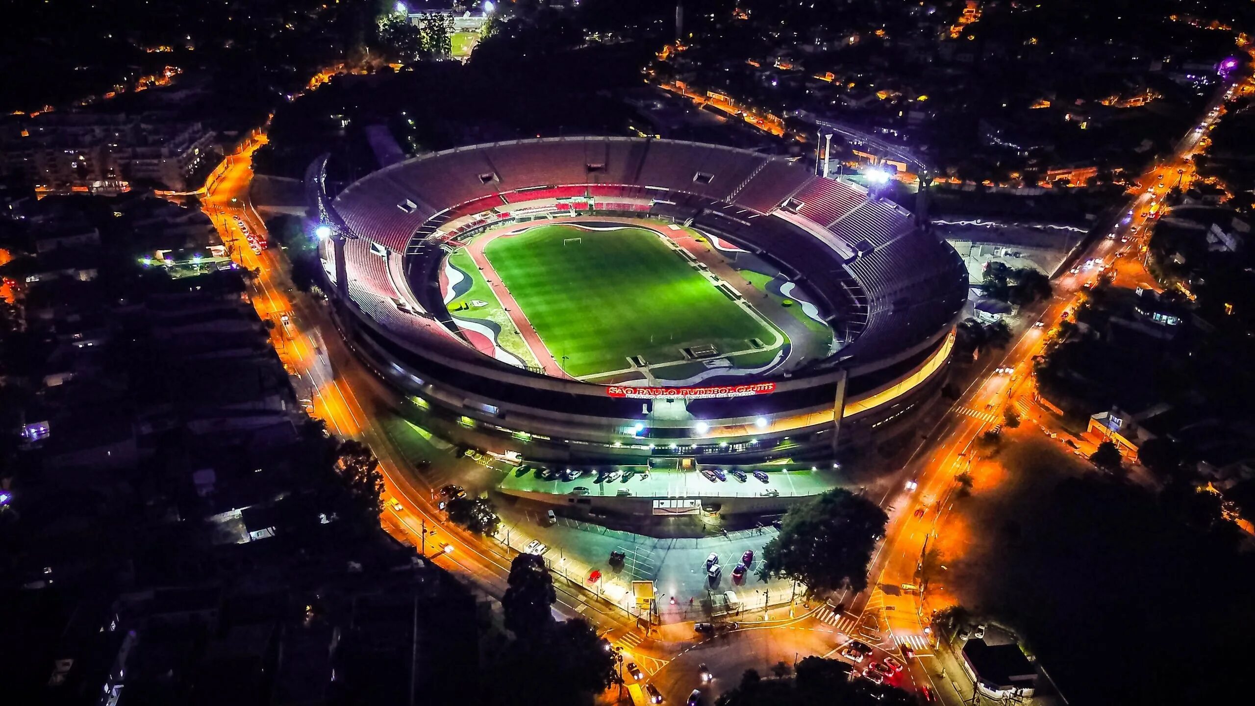 Стадион перевод. Стадион Уэмбли сверху. Стадион Уэмбли вид сверху. . Alassane Ouattara Stadium (Абиджан) стадион. На футбольном стадионе.