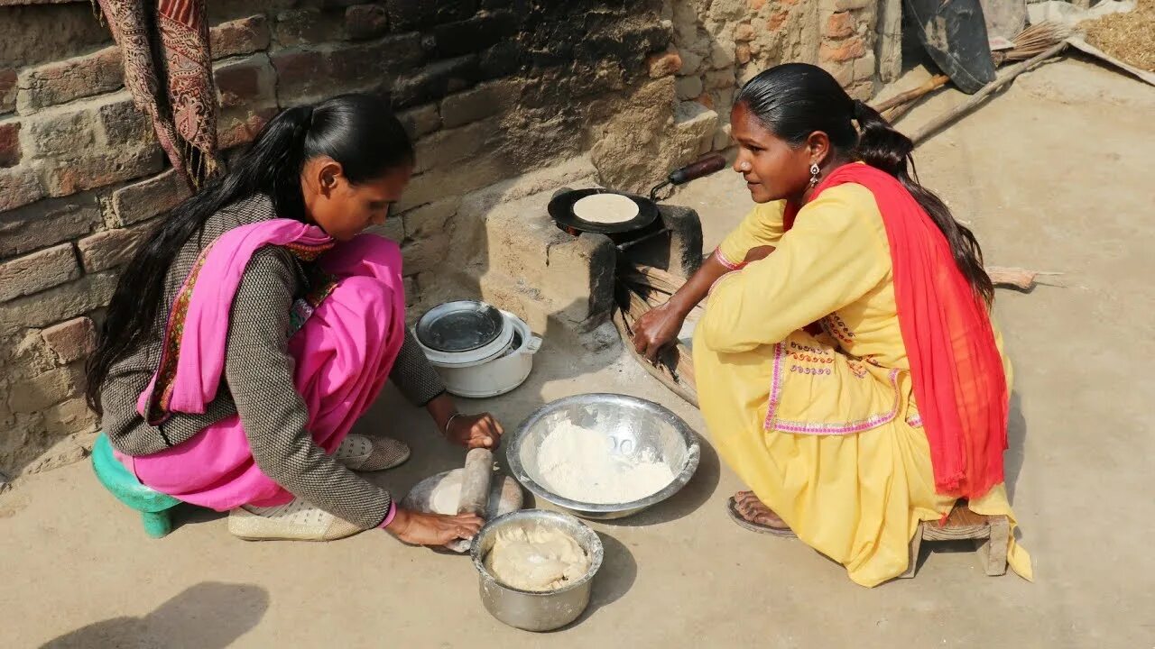 Чапати Индия. Индийская женщина и чапати. Индийский дал видео. Stove in Village. Village women