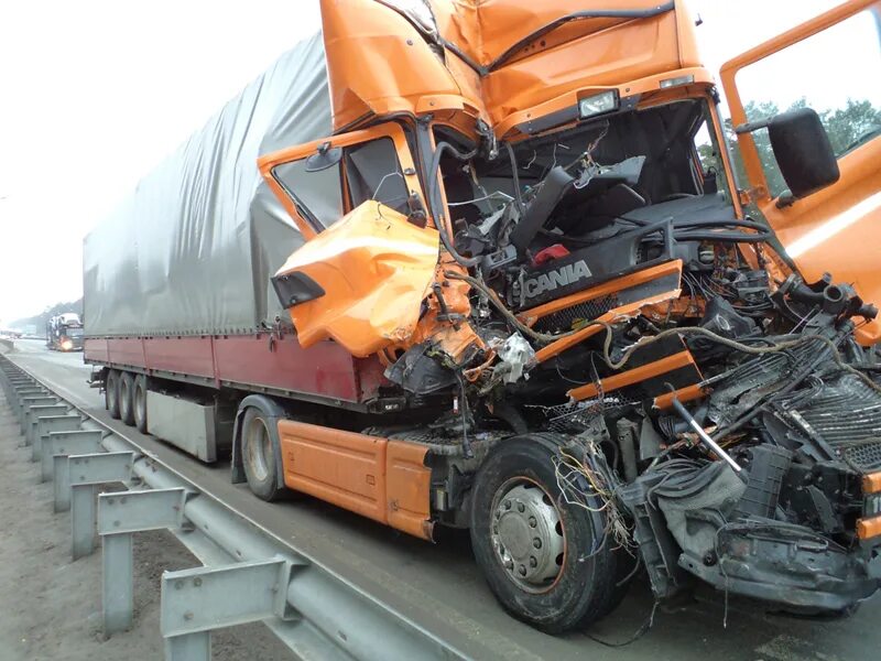 Разбразбитая вольва тягачь. Дальнобой аварии. Дальнобой аварии. Авария дальнобойщиков фуры. Дальнобой аварии.