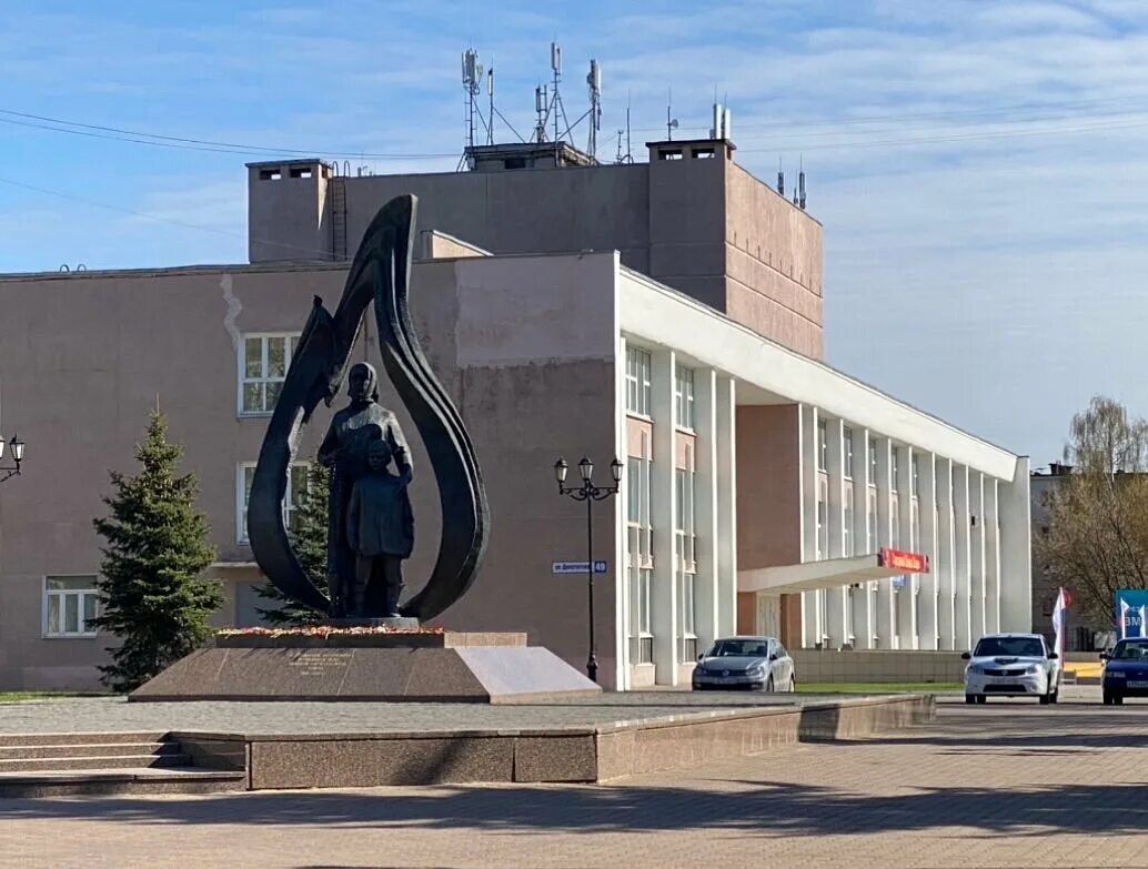 Концертно выставочный центр губернский депутатская ул 49. Памятник труженикам тыла кострома. Квц губернский кострома. Концертно выставочный центр губернский депутатская ул 49. Квц губернский кострома зал.