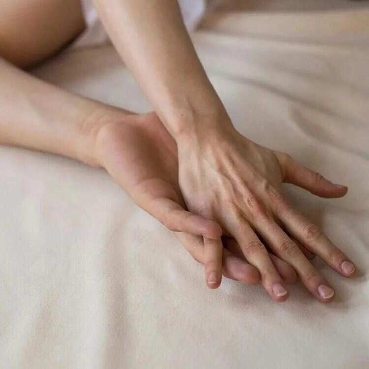 Мужская рука. Женская рука. Нежность рук. Переплетение рук.