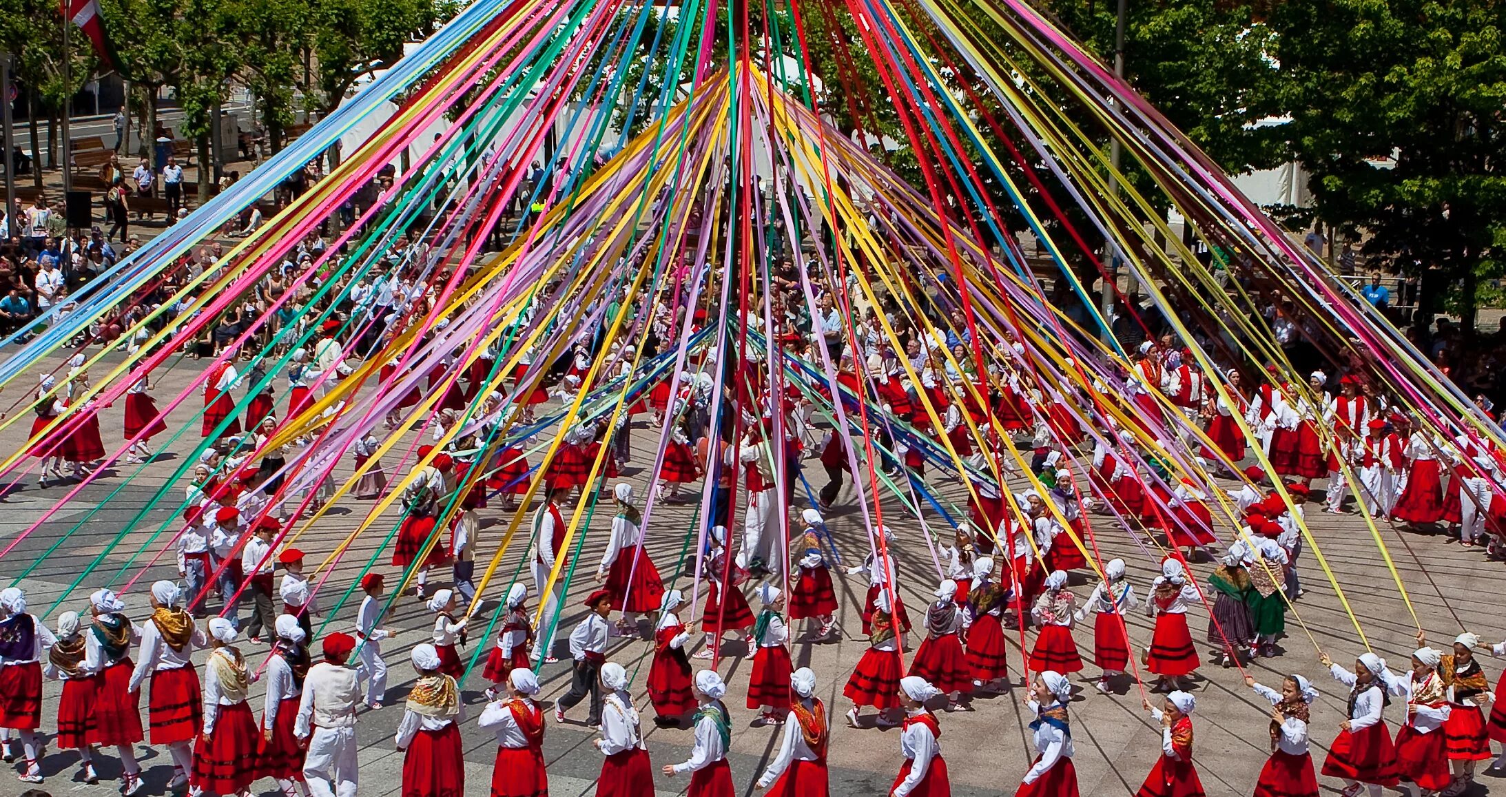 Май в разных странах. Праздник maypole в великобритании. maypole майское дерево. мэй дэй в англии. мэй дэй праздник в великобритании.