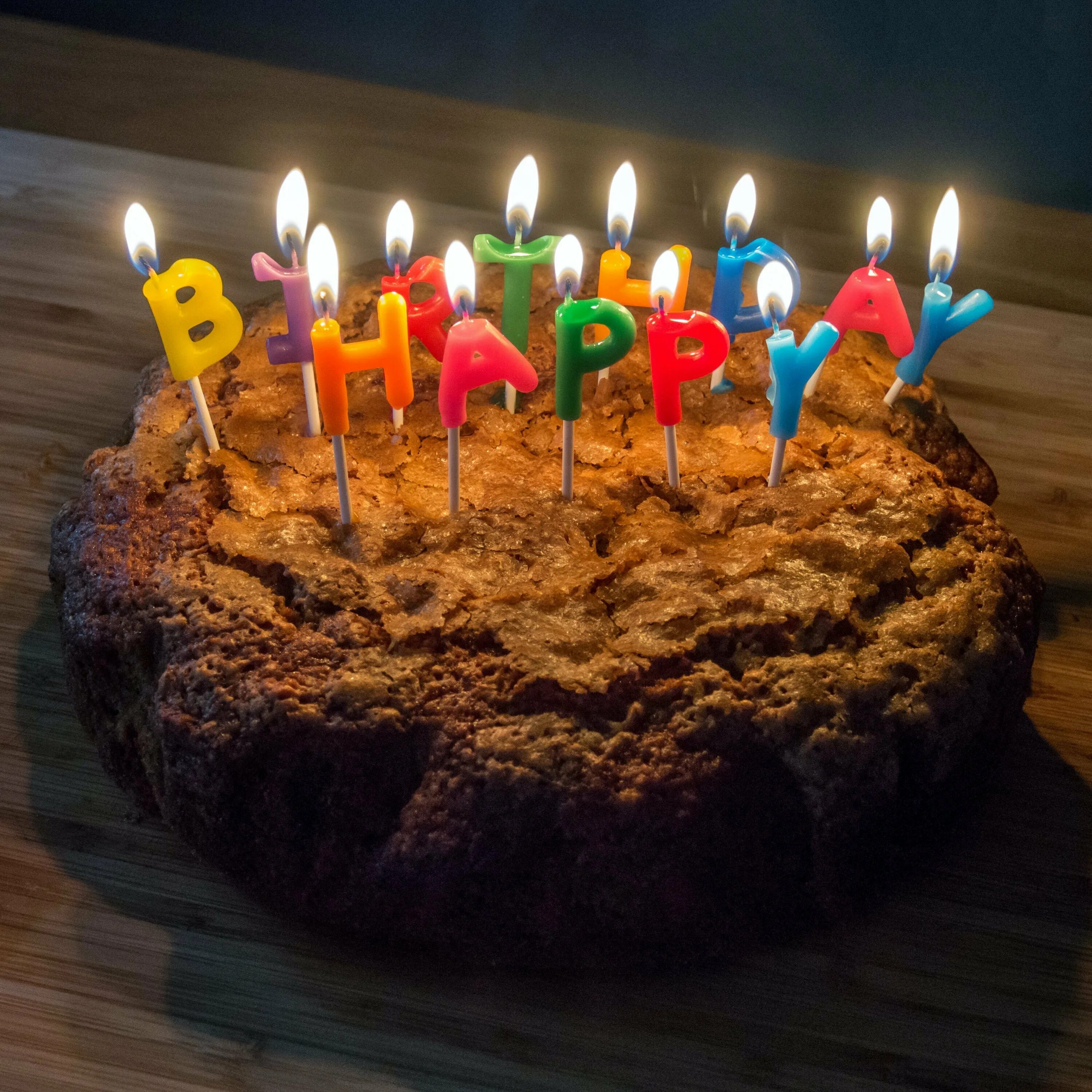 Шоколадный торт со свечками. Красивый торт со свечами. Торт с днем рождения!. Торт со свечками фото. Свечи для торта.