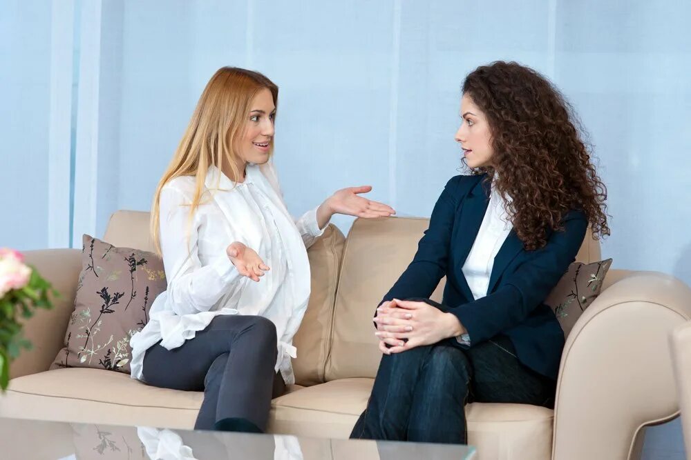 Дамы шепчутся. Подруги болтают. Подруги за чашкой чая. Разговор мамы с подростком. Две женщины разговаривают.