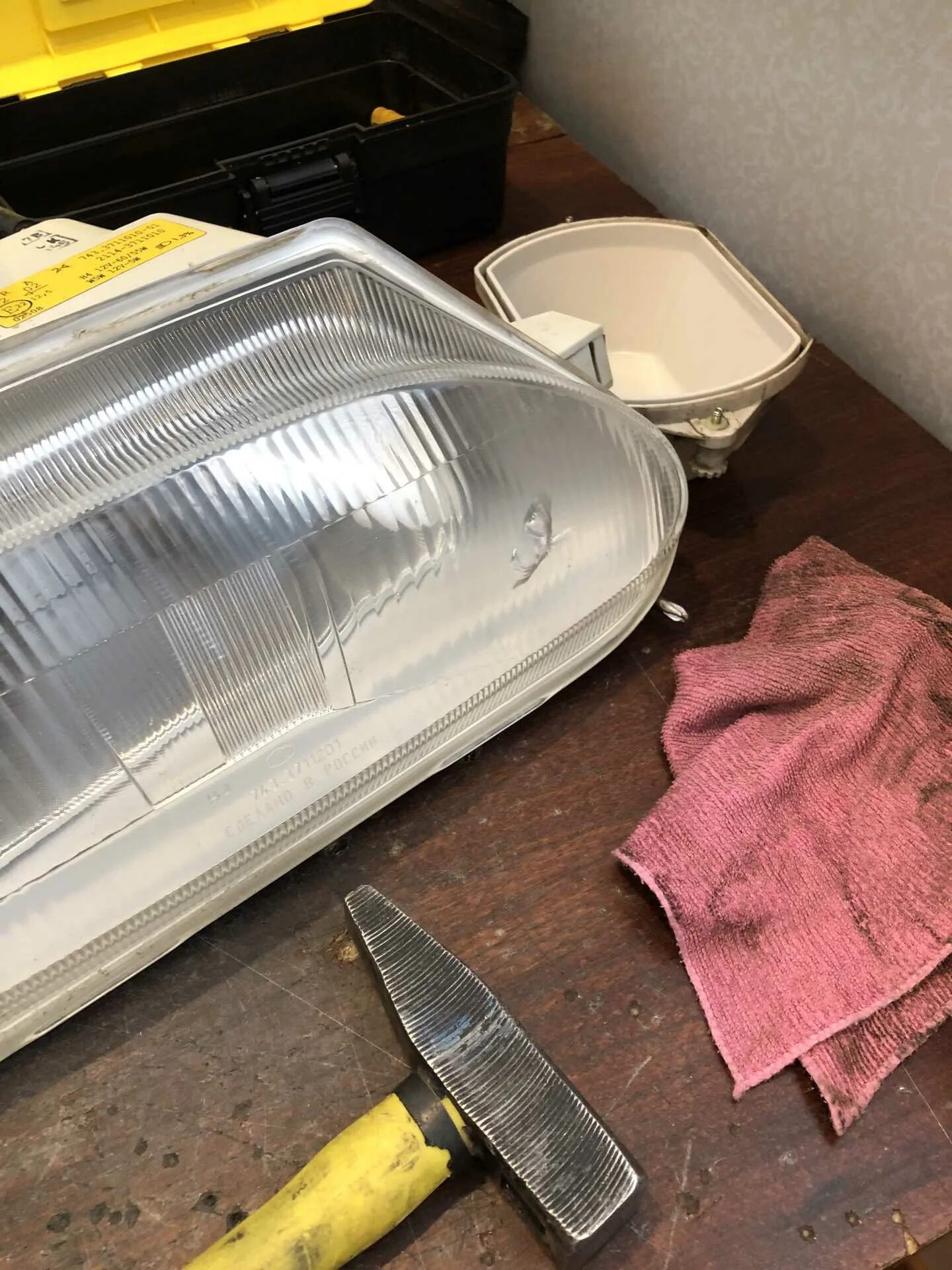 Замена стекла фары своими руками. Снятие передних фар ваз 2109. Стекла для автомобильных фар. Стекло автомобильной фары. Замена стекла фары своими руками.