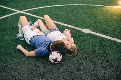 Ему нравится играть в футбол