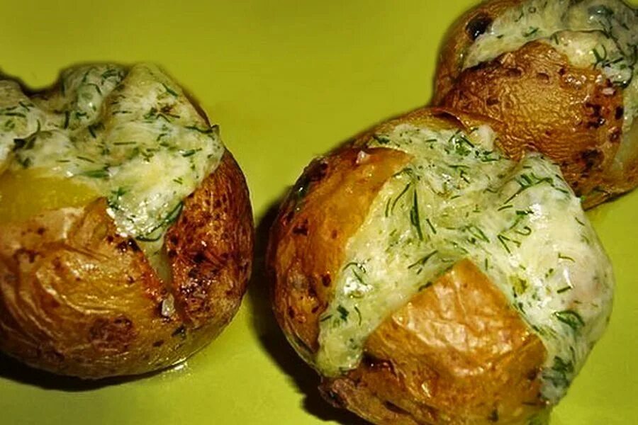 Картошка запеченная в микроволновке в кожуре. Запеченная картошка в мундире с сыром. печёный картофель в микроволновке. картошка в мундире с сыром и чесноком. картошка в мундире в микроволновке.