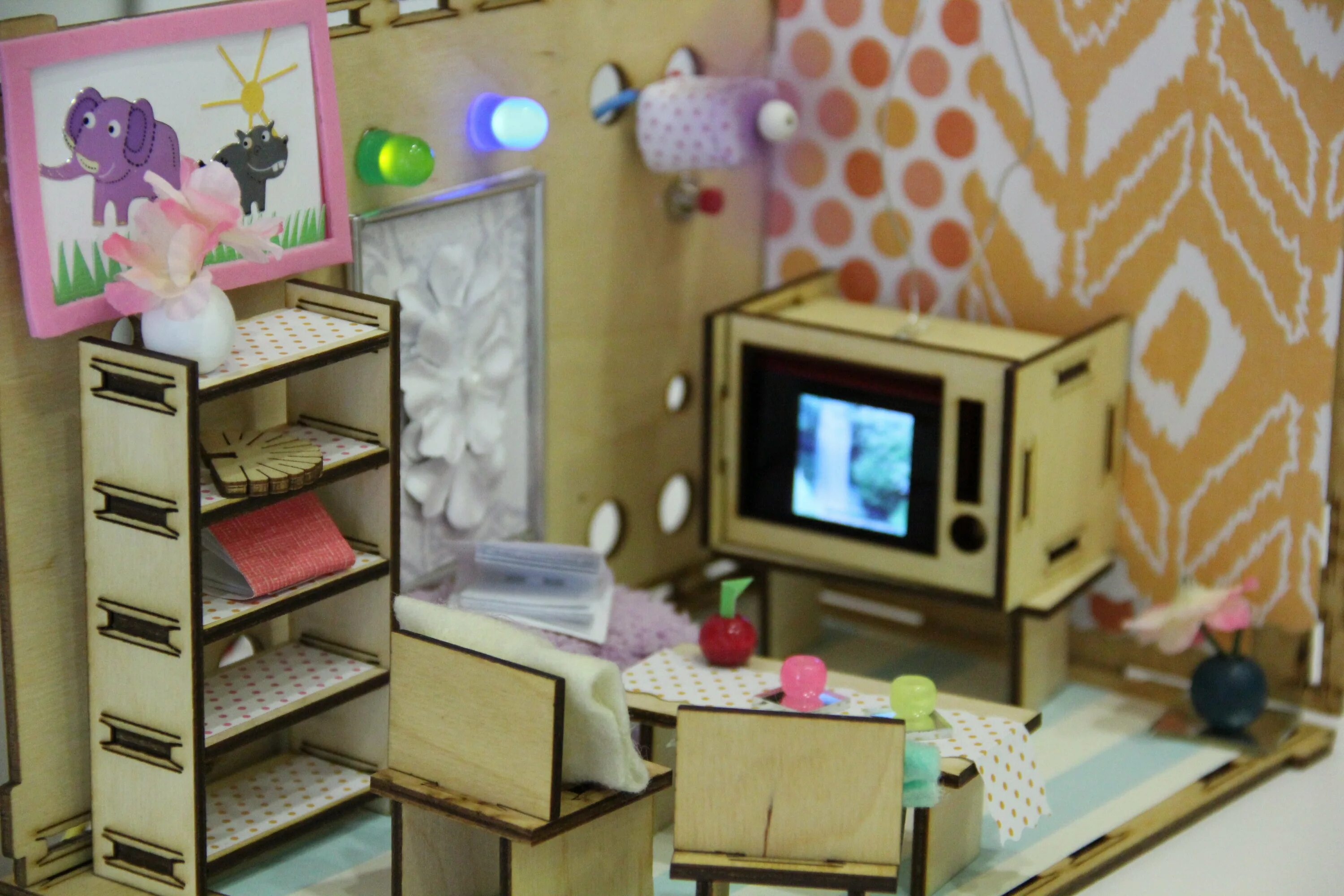 Телевизор из картона. Комната из картона. Комната для куклы из картона. Комната из картона для куколки. Телевизор для кукольного домика своими руками.