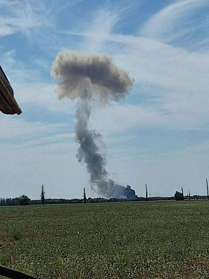 Взрывы в крыму сегодня сейчас. Облако взрыва. Крым взрывы сейчас. Новофедоровка взрывы.