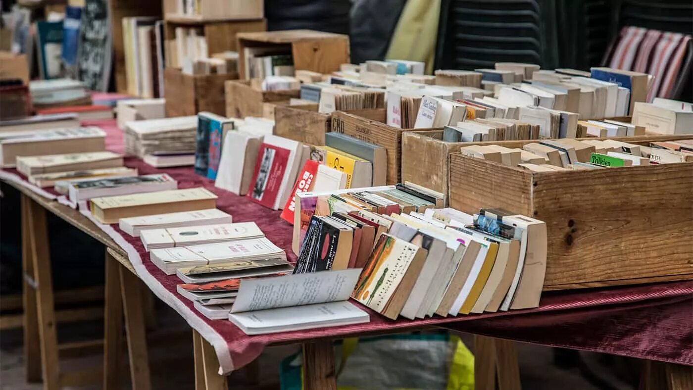 The sales book. Books for sale. Book promo. Книги в зале. Печать книг.