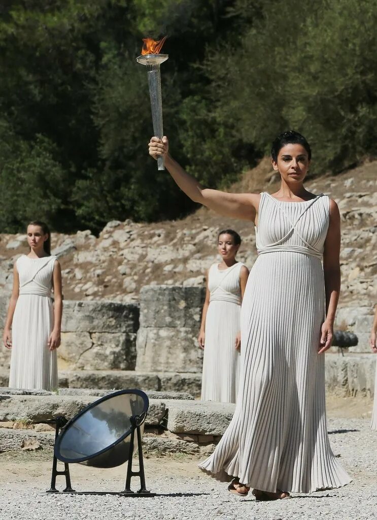 Олимпийский огонь в древней греции. Зажжение олимпийского огня в греции. Церемония зажжения олимпийского огня в древней греции. Зажжение олимпийского огня в греции. Олимпийский огонь церемония.