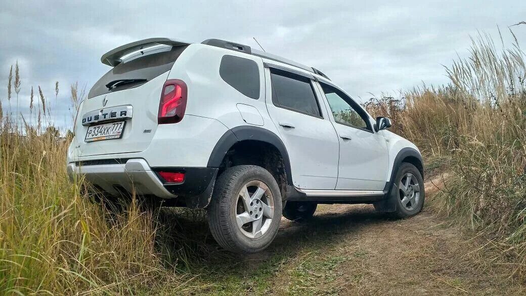 Рено дастер 2.0 4wd. Рено Дастер 2.0 4 ВД. Renault Duster клиренс. Duster на раме. Рено Дастер 23 регион номер 501.