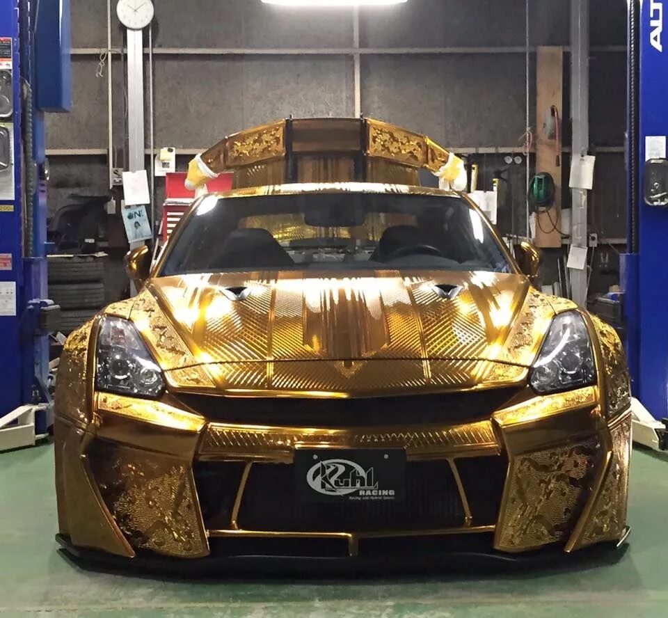 Gold car. Nissan GTR золотой. Nissan GTR Kuhl Racing. Nissan r35 золотой. Nissan gt-r 35 золотой.