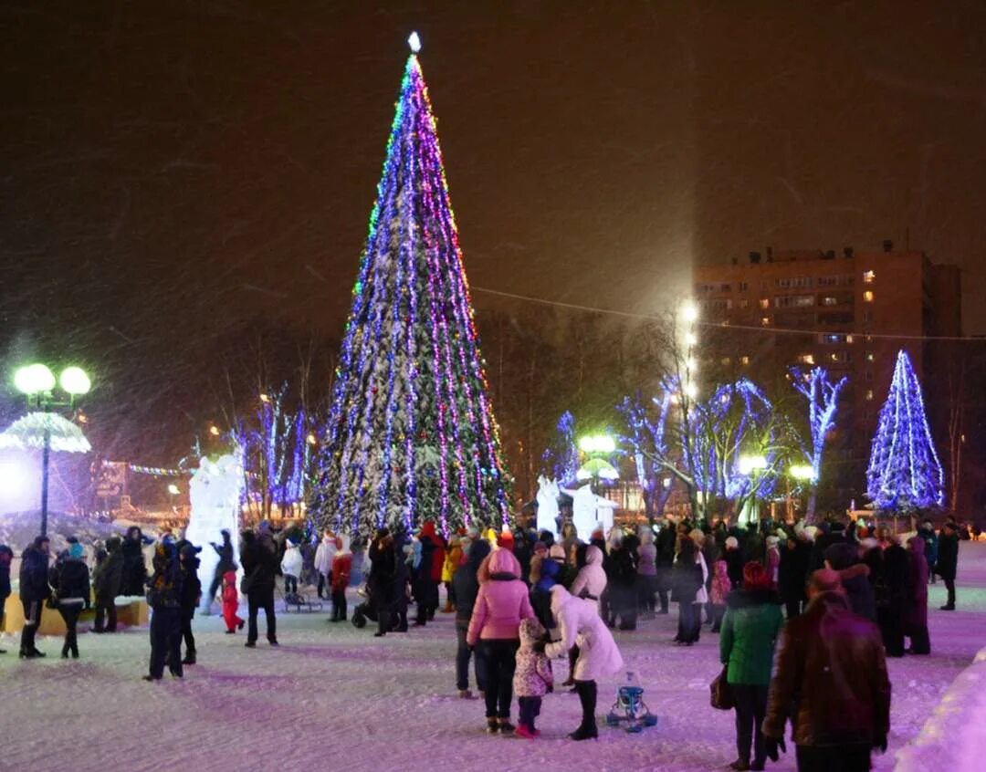 елка в красногорске у дк подмосковье 2021. площадь дк подмосковье красногорск. дк подмосковье красногорск после реконструкции. елка солнечногорск. елка в ивантеевке.