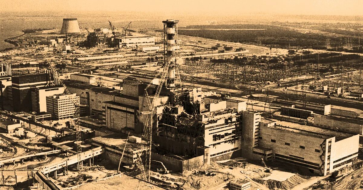 Катастрофа на аэс 1986. ЧАЭС реактор 1986. Чернобыль авария 1986. Чернобыльская АЭС после взрыва. Чернобыльская АЭС 1982.
