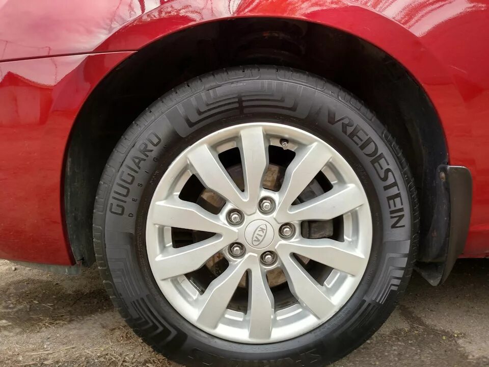 Купить колеса 205 60 16. Шевроле Эпика 215/60 r16. Резина 215/60 Киа. 205/60 R16 Kia. Колёса r16 на Киа Каренс.