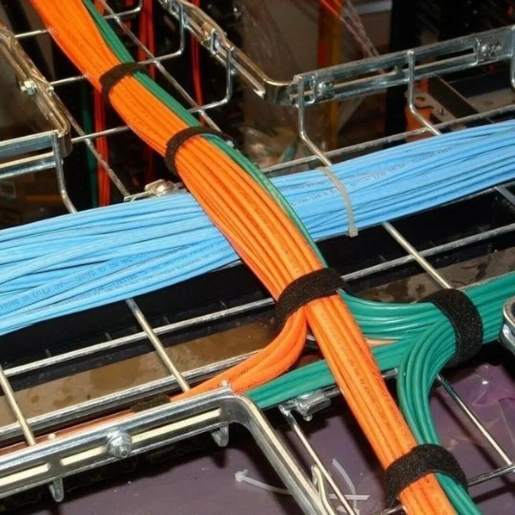 Сетчатый кабель. Кабельная протяжка 100 метров. Кабельный лоток (Cable Management 90 degree). Прокладка кабеля UTP. Кабель UTP В лотках.