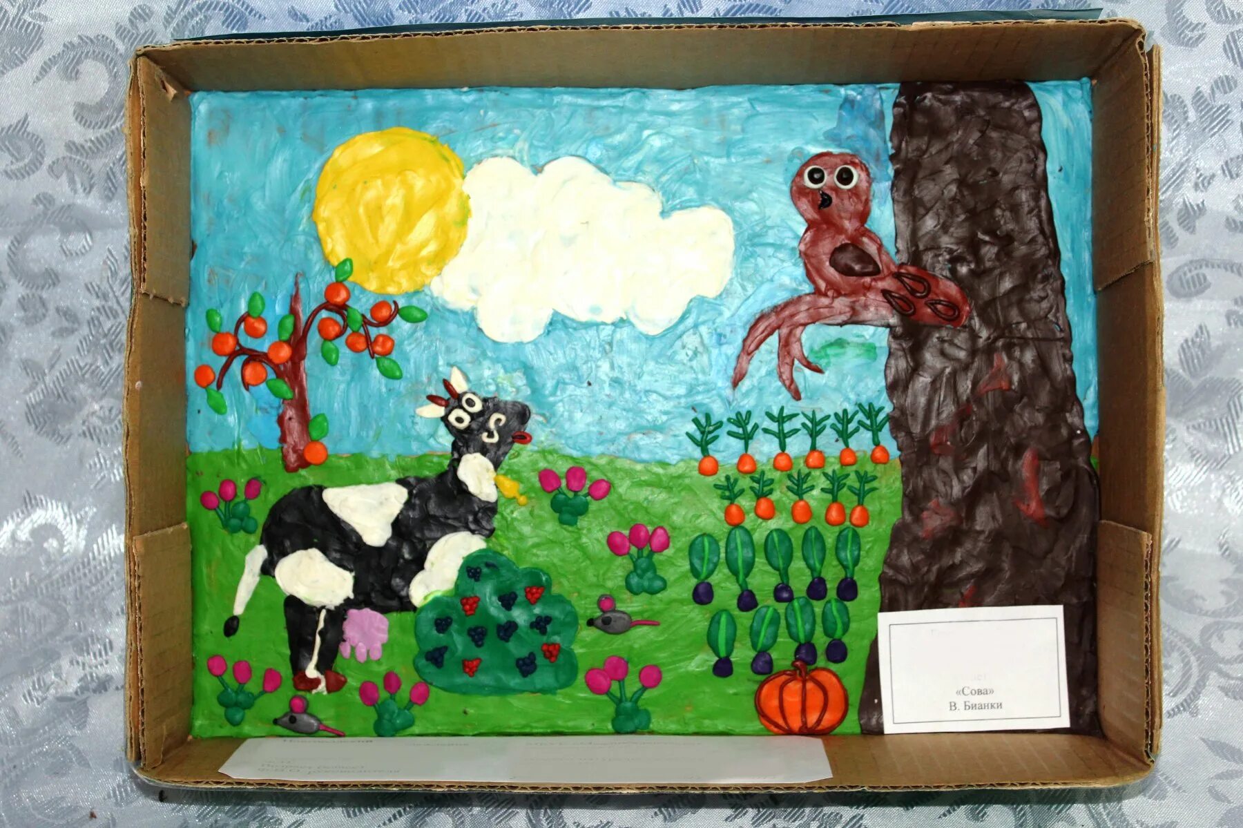 Поделки по чуковскому. Поделки по произведениям. Панно по сказкам пушкина. Поделка русские народные сказки. Домик для пластилинографии.