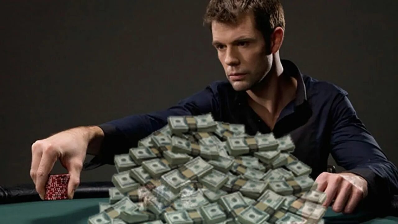 Покер на деньги 2023. Покерист Кристофер Сонессон. Человек покерист. Самый богатый покерист. Деньги на покерном столе.
