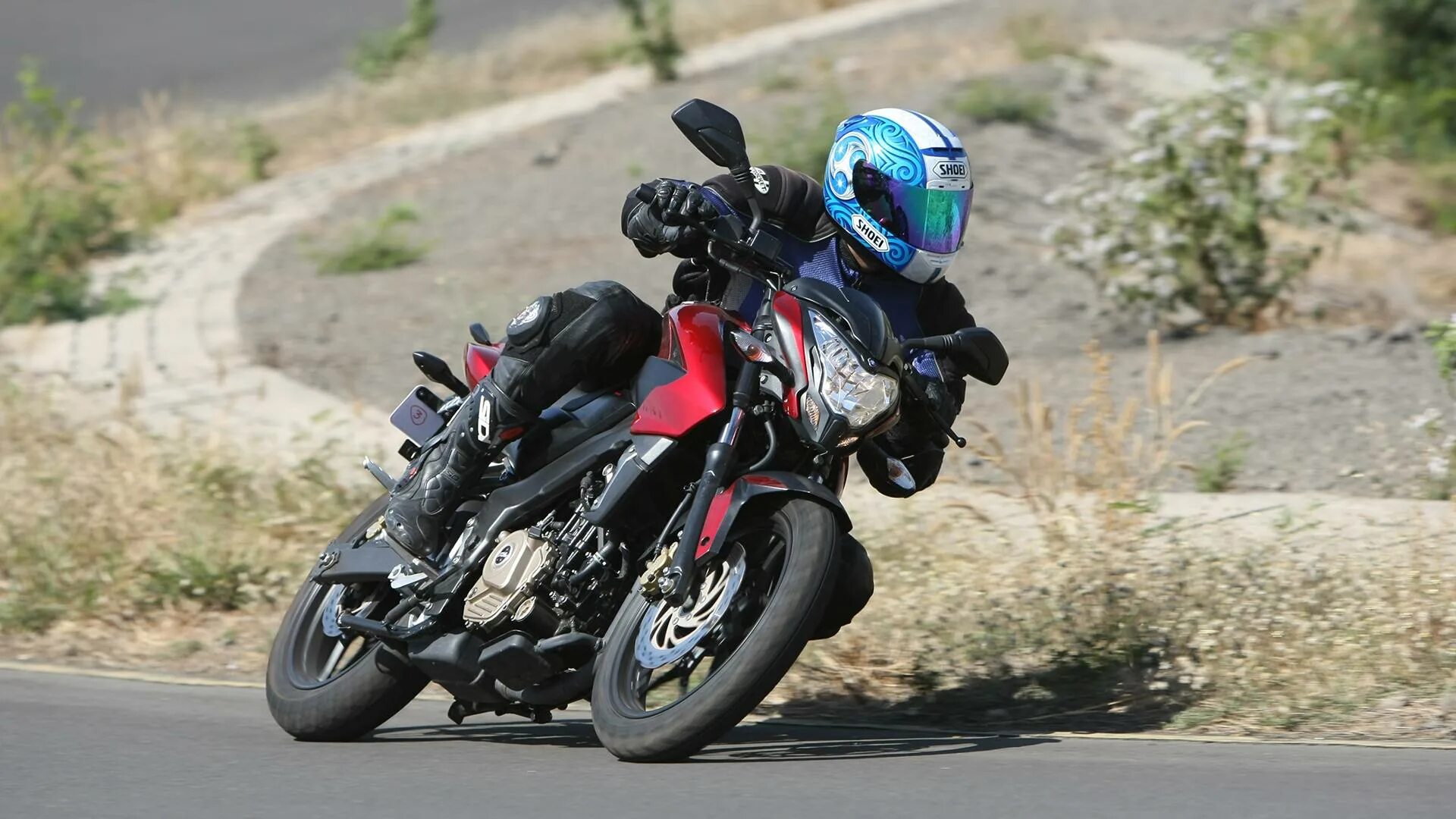 Bajaj pulsar 200ns. Bajaj Pulsar ns200. Pulsar ns200 с водителем. Bajaj Pulsar RS 200. Мотоцикл Bajaj Pulsar 200ns BSIV ПТС.