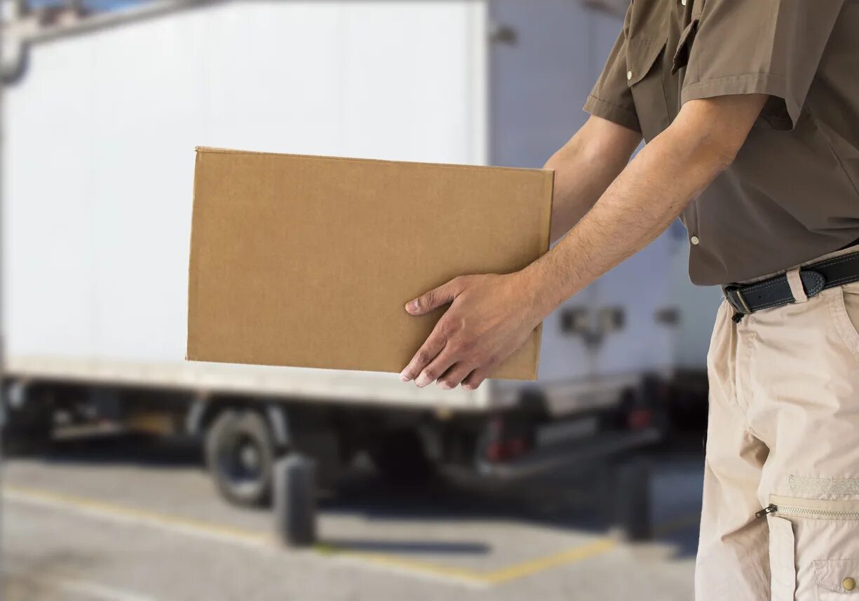 Рост груз. Big Cardboard Box package on a White Truck ready to be delivered.